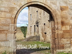 Picture of Lallybroch through arch